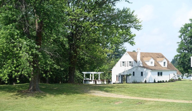 Charming Waterfront Cottage with Private Dock. Close to Annapolis & USNA