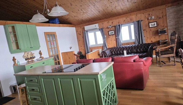 Charming Waterfront Cottage – Fully Equipped Kitchen & Fast Wi-Fi