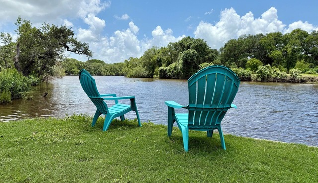 Charming Waterfront cabin with WiFi and AC in wonderful Palacios