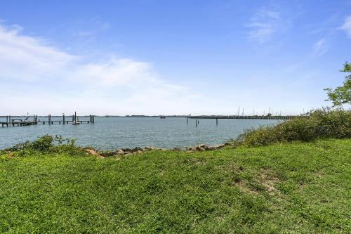 Charming Waterfront Cabin Cabin