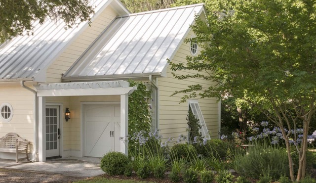 Charming Waterfront Carriage nHouse