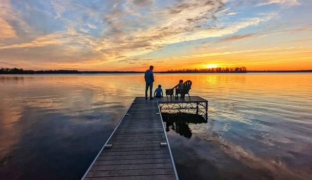 Charming waterfront cottage. nLake Couchiching nCasino Rama/ski resorts. nn