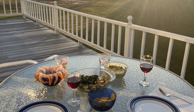 Charming Waterfront Cottage with Boat Ramp and boat docking - Pet Friendly