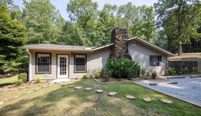 Charming Waterfront Cottage on Lake Mitchell