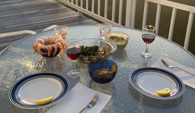 Charming Waterfront Cottage with Boat Ramp and Swim Dock near Assateague