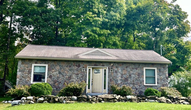 Charming Waterfront Cottage with Lake Access