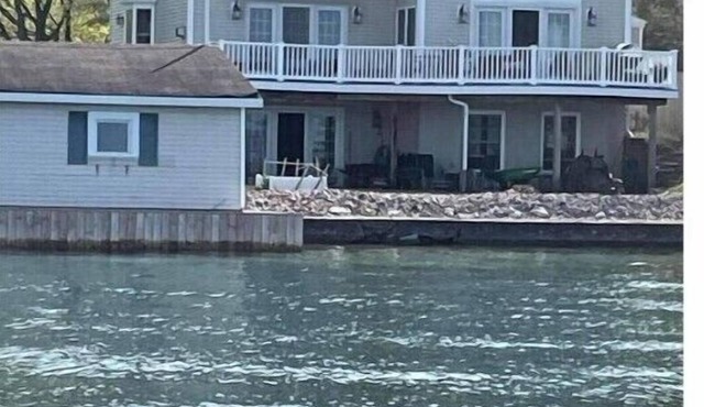 Charming Waterfront duplex docks. small dog welcome