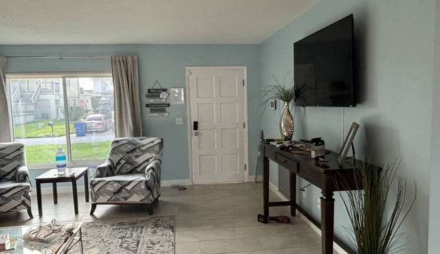 Charming waterfront escape 2-bedroom house with WiFi, AC in lovely Hudson