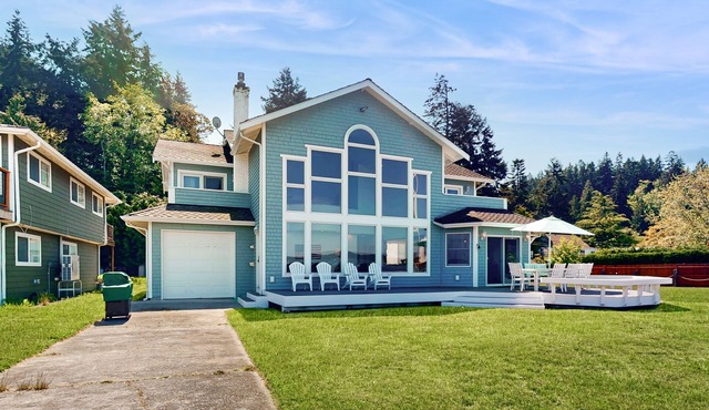 Charming waterfront home in Greenbank with direct beach access