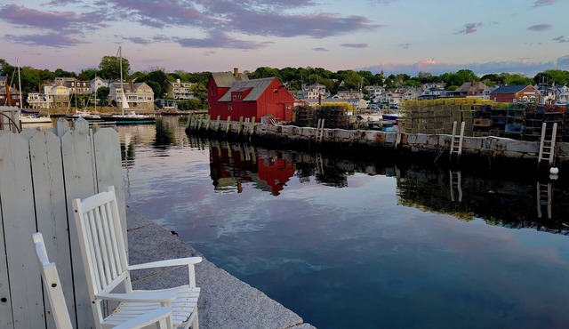 Charming Waterfront Home - Patio - AC - Projector - Kitchen - Shops - Dining