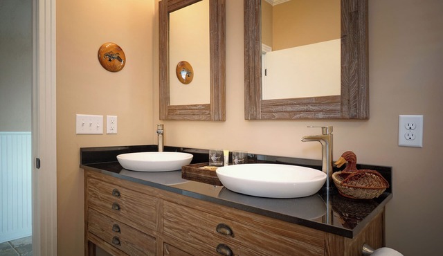 Charming Waterfront hotel in Suffolk with Balcony, WiFi and AC