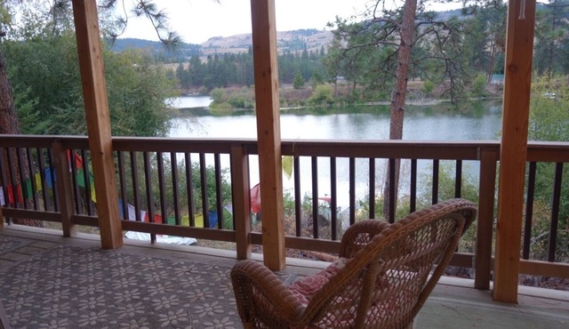 Charming Waterfront Pine Cabin on Curlew Lake