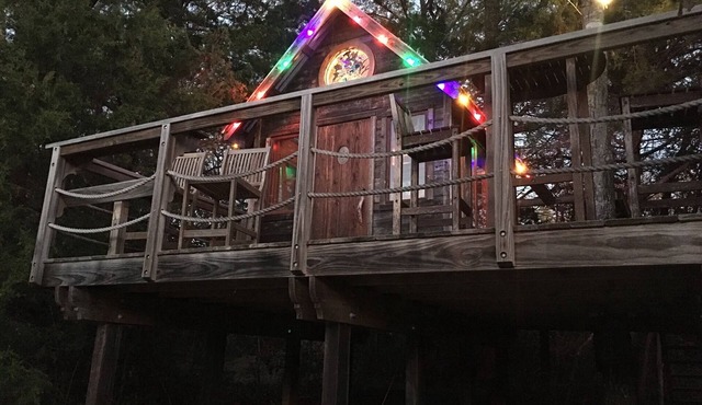 Charming Waterfront Treehouse in Kaufman Texas