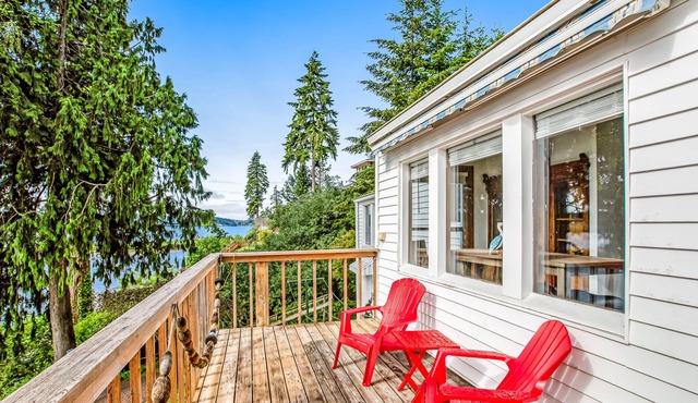 Charming waterfront escape with fast WiFi, furnished deck, & a full kitchen