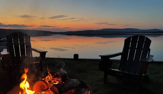 Charming Waterfront 3-bedroom cottage in peaceful Tupper Lake