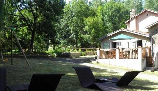 Charming Watermill Gîte: 6BR, Fireplace, Private Garden, Pond, Terrace, WiFi, Linens Included