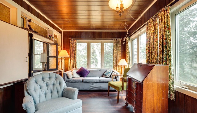 Charming Watersmeet Cabin w/Dock on Kitty Island!