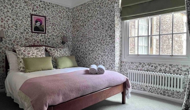 Charming Weaver's Cottage in Historic Frome