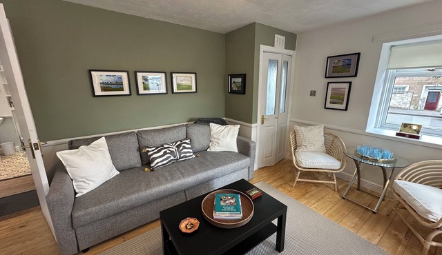 Charming wee Toll Cottage In Maybole Scotland