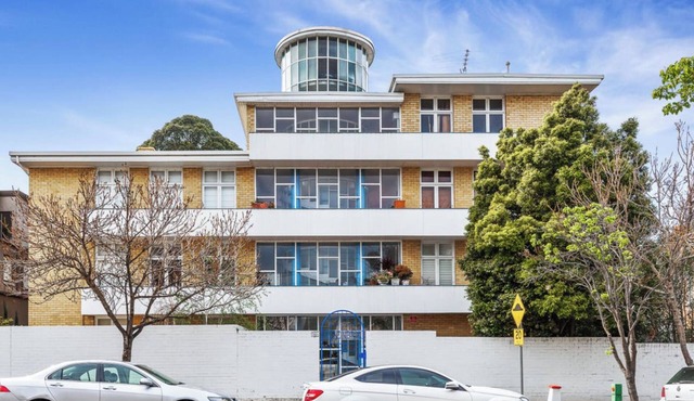 Charming, well priced, recently renovated 1-bedroom deco apartment in Toorak