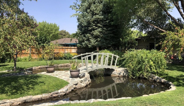 Charming west Bishop studio guest house in garden setting.