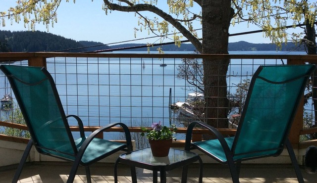 Charming West Sound studio apartment with beach access!