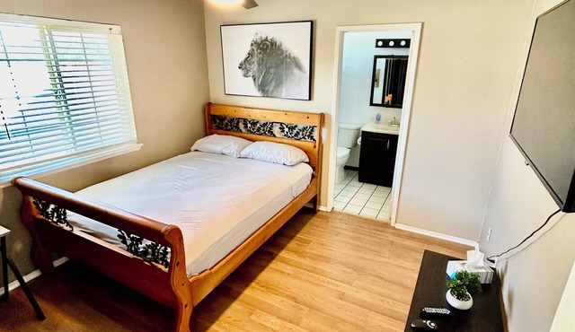 Charming Western style house 4-bedroom pool with WiFi, AC/Heat and mountain view