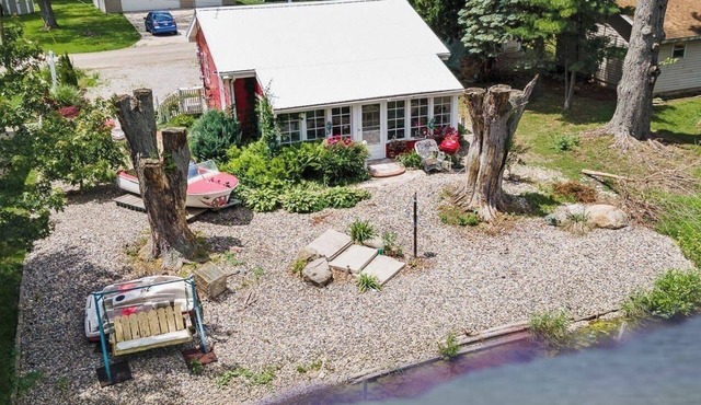 Charming, Whimsical. ,2-bedroom cottage On Chain of Lakes.
