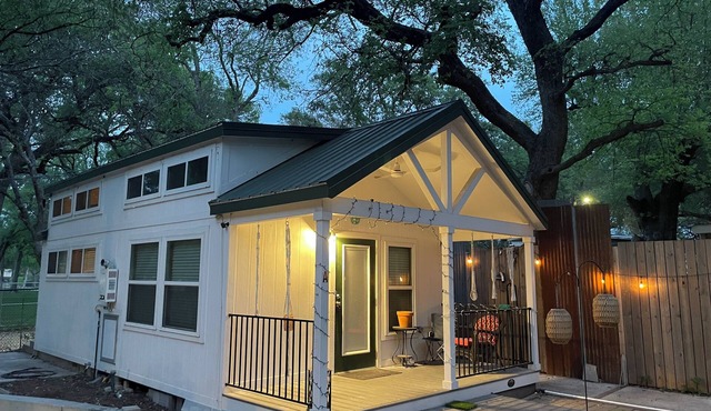 Charming White 1-bedroom cottage with loft Dog friendly w room service!