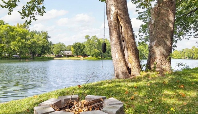 Charming White River Home/Kayaks/Paddle boat/Scenic Views!