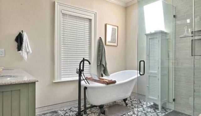 Charming Wine Country Carriage House – 2BR/2BA near Jacksonville Peaceful retreat in the heart of Southern Oregon wine country. Private, comfy, and perfect for couples or friends. Close to wineries, trails & historic Jacksonville.