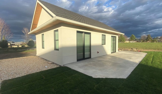 Charming Wine Country Cottage with stunning Blue Mountain Views