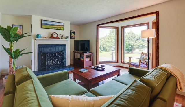 Charming Wine Trail Retreat: Walk to Seneca Lake!