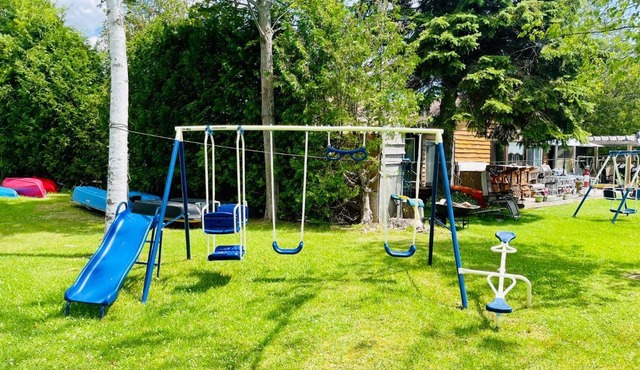 Charming Winter Cottage Retreat with Scenic Snow Views