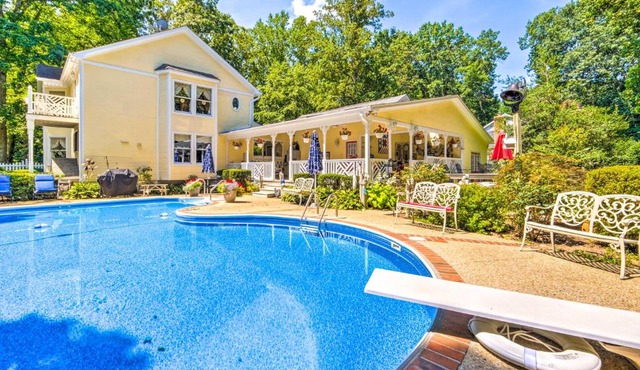 Charming Woodbridge Apt with Porch and Gazebo!