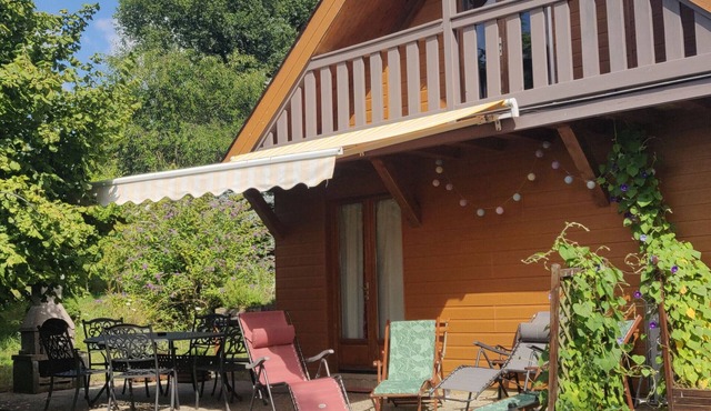 Charming Wooden House with Garden and High-Speed Internet, Near Hiking Trails