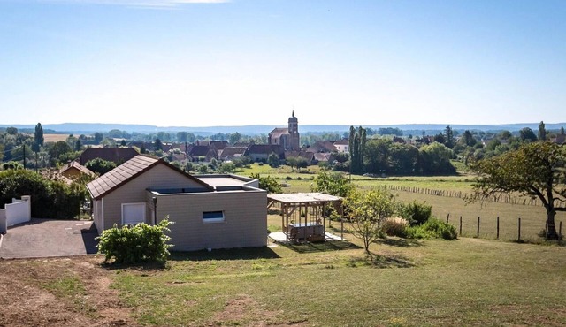 Charming wooden house with pool and pets allowed
