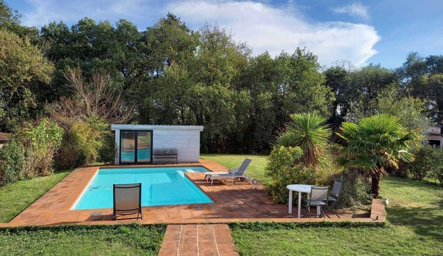 CHARMING WOODEN VILLA WITH PRIVATE POOL. BRIGHT, QUIET, NEAR TOULOUSE.