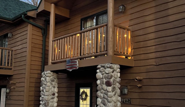 Charming woodland villa located in a secured resort across from Starved Rock