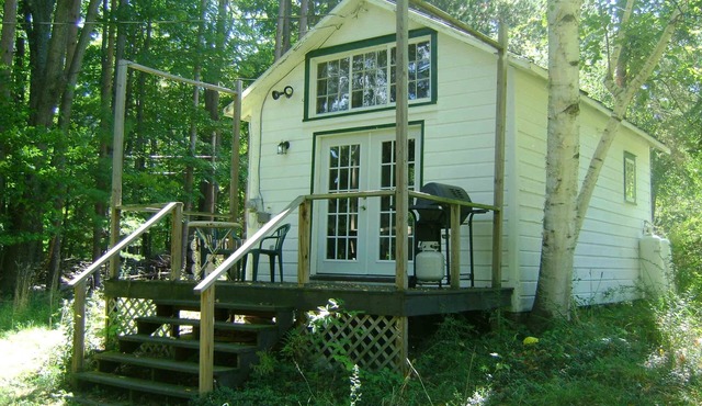 Charming Woodstock Teahouse Cottage by the Sawkill Creek trout stream