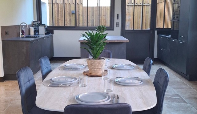 Charming workshop with jacuzzi near St-Emilion