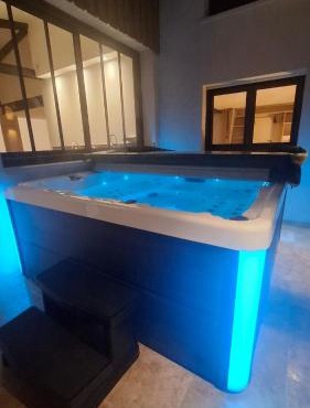 Charming workshop with Jacuzzi near Saint-Émilion