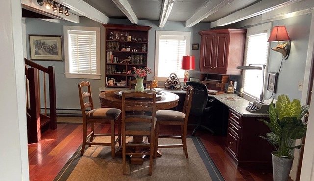 Charming Writer's Cottage in the Heart of Middleburg