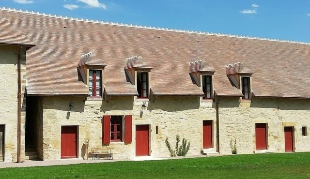 Charming XVIIth Century Cottage: 8 Guests, 4 Bedrooms, Modern Amenities, Historic Setting