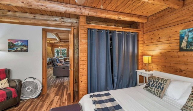 Charming year round lake view cabin!