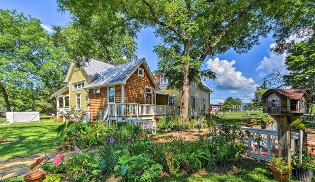 Charming 'Yellow Bird' Historic Cleveland Cottage