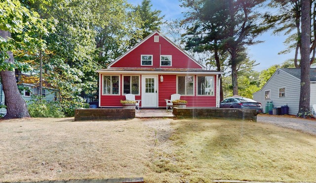 Charming York cottage close to beach with firepit & sunroom - dogs welcome