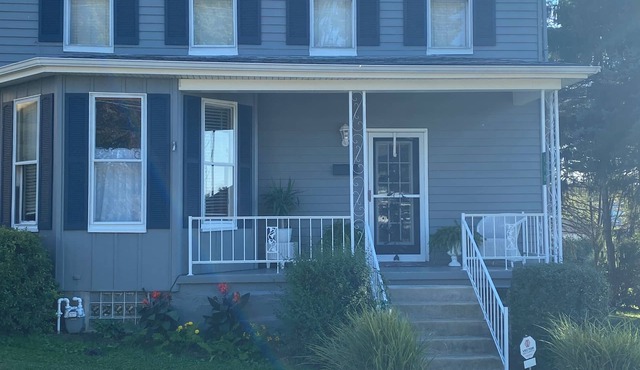 Charming3-bedroom house ,with central air Delmont pa, 20min from Pittsburgh