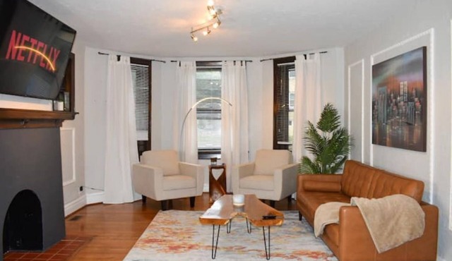 Charmingly Historic King Suite in Downtown Clayton
