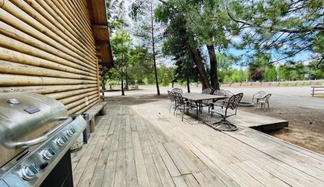 Charmingly Rustic, Mountain River Ranch Cabin